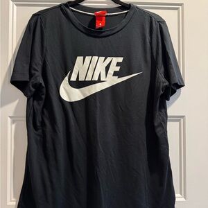 Nike Sportswear Essential Logo T-Shirt Women’s Size Large Black Relaxed Fit